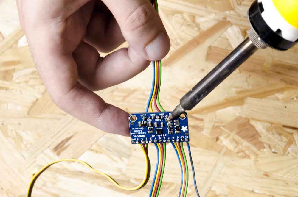 Souder des câbles aux pin capteurs capacitifs